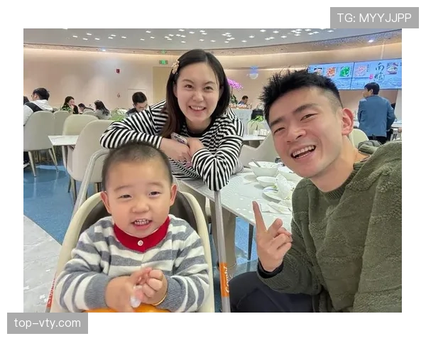 郑思维训练完直接拎爱马仕去接娃? 郑思维训练完直接拎爱马仕去接娃?